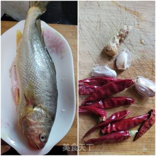 香辣黄花鱼的做法步骤：1