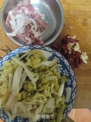 瘦肉炒酸菜的做法步骤：1
