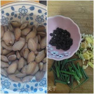 豆鼓炒花甲的做法步骤：1