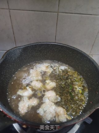 酸菜云吞煮米粉的做法步骤：2