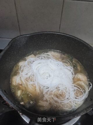 酸菜云吞煮米粉的做法步骤：3