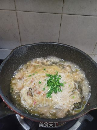 酸菜云吞煮米粉的做法步骤：4