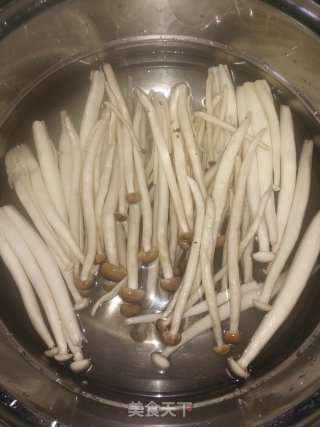 双椒炒双菇的做法步骤：1