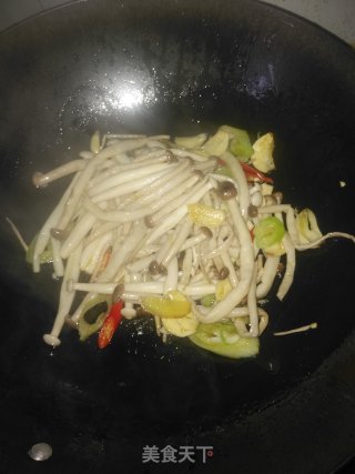 双椒炒双菇的做法步骤：5