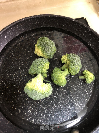 西兰花炒饭的做法步骤：1