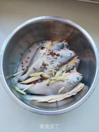 酥掉渣的黄花鱼的做法步骤：1