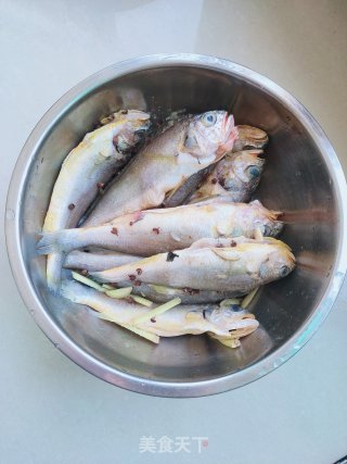 酥掉渣的黄花鱼的做法步骤：2