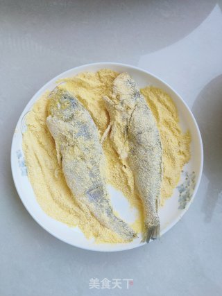 酥掉渣的黄花鱼的做法步骤：4