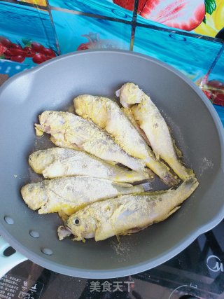 酥掉渣的黄花鱼的做法步骤：5