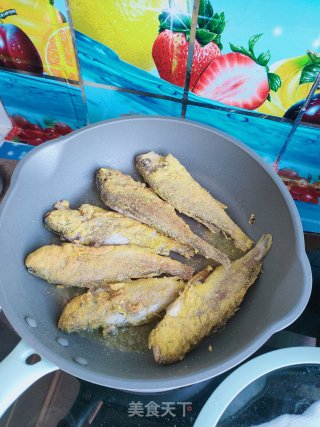 酥掉渣的黄花鱼的做法步骤：6