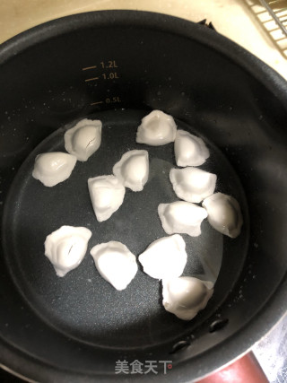 蒌蒿小水饺的做法步骤：1