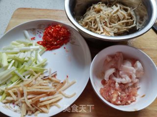 鱿鱼三丝的做法步骤：1