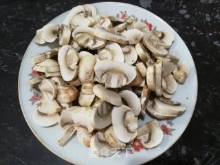 冬笋炒蘑菇的做法步骤：4