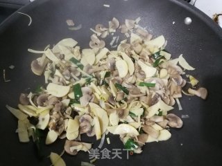 冬笋炒蘑菇的做法步骤：6