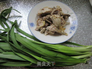 韭菜炒鸡块的做法步骤：1