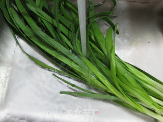 韭菜炒鸡块的做法步骤：2