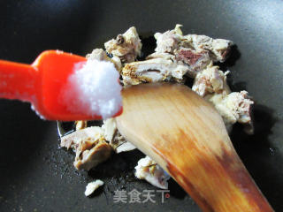 韭菜炒鸡块的做法步骤：5