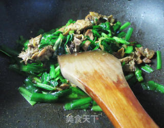 韭菜炒鸡块的做法步骤：7