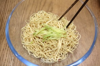 烫拌豆腐丝的做法步骤：5
