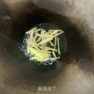 咸菜炒象拔蚌的做法步骤：4