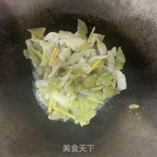 咸菜炒象拔蚌的做法步骤：5