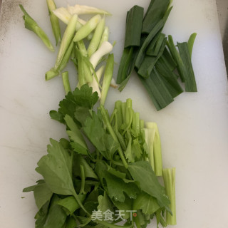 芹蒜炒帝皇蟹腿的做法步骤：4