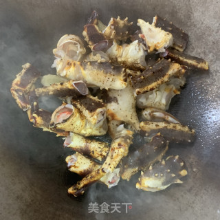 芹蒜炒帝皇蟹腿的做法步骤：6