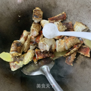 芹蒜炒帝皇蟹腿的做法步骤：7