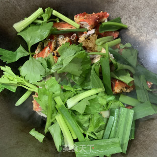 芹蒜炒帝皇蟹腿的做法步骤：10