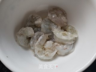 腊肠虾仁炒荷兰豆的做法步骤：1