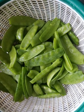 腊肠虾仁炒荷兰豆的做法步骤：2