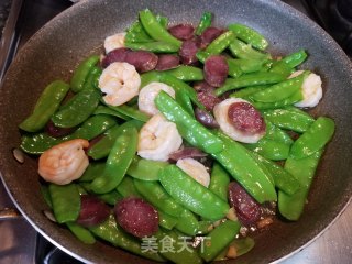 腊肠虾仁炒荷兰豆的做法步骤：8