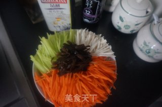 轻炒春意缤纷彩蔬的做法步骤：1