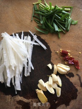 沙茶鱼皮饺拼牛筋丸的做法步骤：2