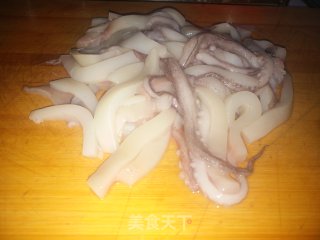 双椒炒鱿鱼的做法步骤：2