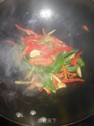 双椒炒鱿鱼的做法步骤：6