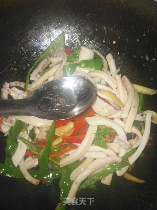 双椒炒鱿鱼的做法步骤：8