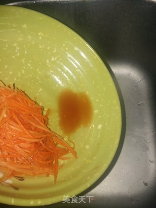 拌白菜丝胡萝卜丝海蜇的做法步骤：7