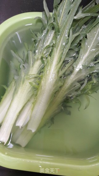 蒜炒甜麦菜的做法步骤：1