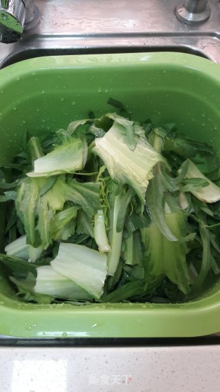 蒜炒甜麦菜的做法步骤：2