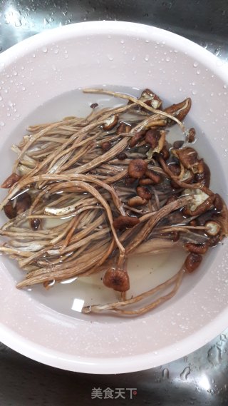 茶树菇炖鸡的做法步骤：1