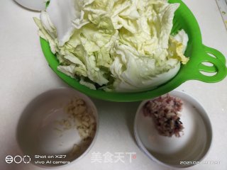 香菇肉末炒白菜的做法步骤：1
