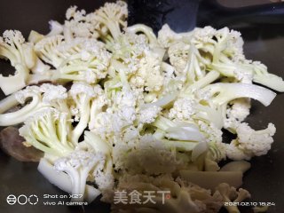 香辣香肠炒花菜的做法步骤：3