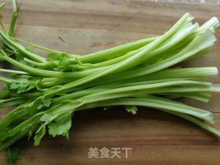 芹菜炒鱿鱼的做法步骤：1