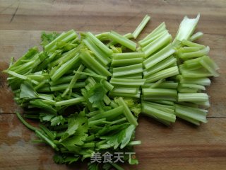 芹菜炒鱿鱼的做法步骤：2