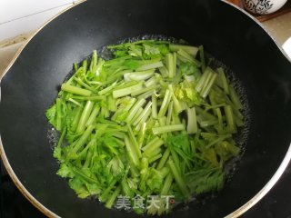 芹菜炒鱿鱼的做法步骤：3