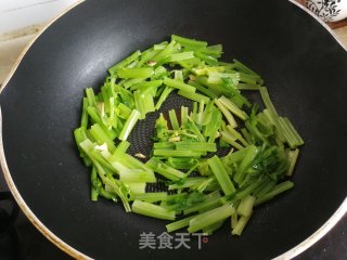 芹菜炒鱿鱼的做法步骤：7