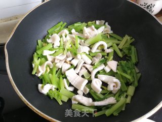 芹菜炒鱿鱼的做法步骤：8