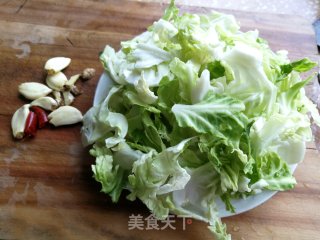 五花肉炒包菜的做法步骤：1