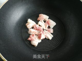 五花肉炒包菜的做法步骤：2